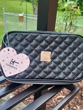 it cosmetics Quilted Black Makeup Pouch with 4 BNWT Brushes Included